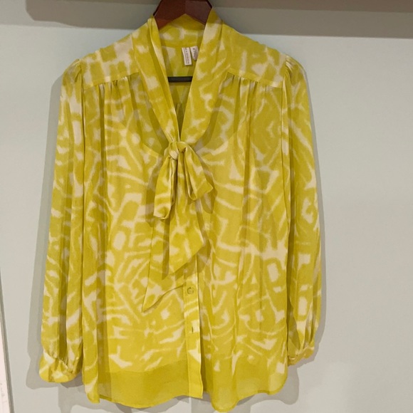 Beautiful blouse - Picture 1 of 3